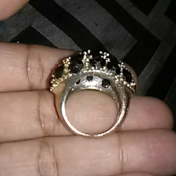Black stone clustered ring size 7 - Picture 2 of 3